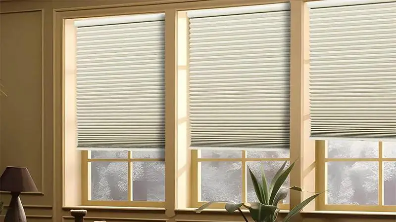 پرده پلیسه سفید